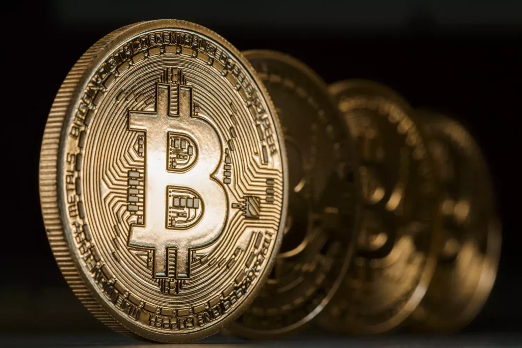 Bitcoin Outperforms S&P 500 Amid Economic and Political Factors